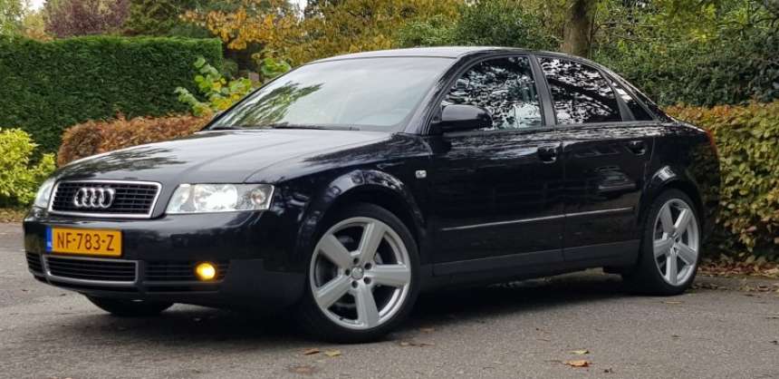 Audi A4 Xenon / PDC / Getinte ramen / 18 inch LMV / Leder interieur / Stoelverwarming